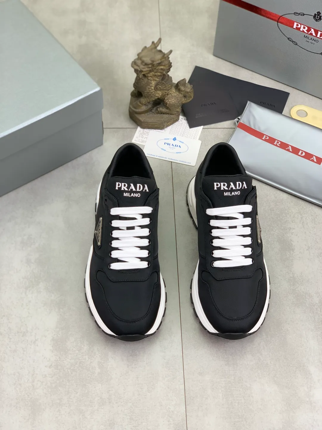 Men's shoes 💰P540 new (higher version) new PRADA (Prada) classic models are on the market at the same time, new men's shoes, 😘fabrics are selected from original imported calfskin. First layer of imported cowhide lining. The original version is awesome! 👍🏿Original open-molded non-slip PU outsole, with exquisite lines, simple and elegant, super comfortable and classy on foot, suitable for leisure travel. Code number: 38-45 (46 customized) 3️⃣ colors available